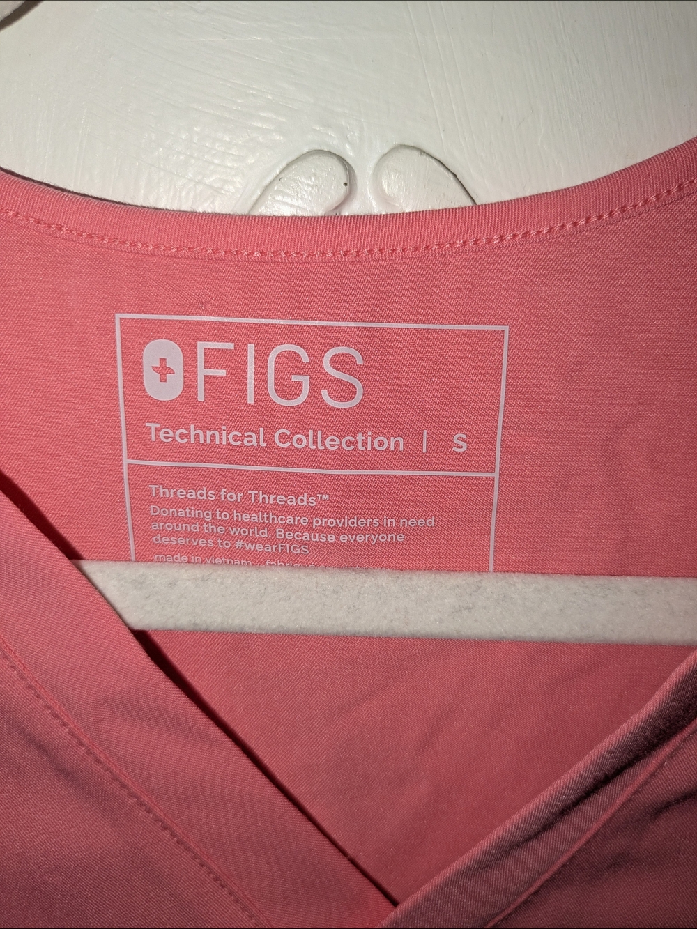 Figs Coral Pink Scrub Set with Yellow Neck Tie Size Small - Picture 4 of 7